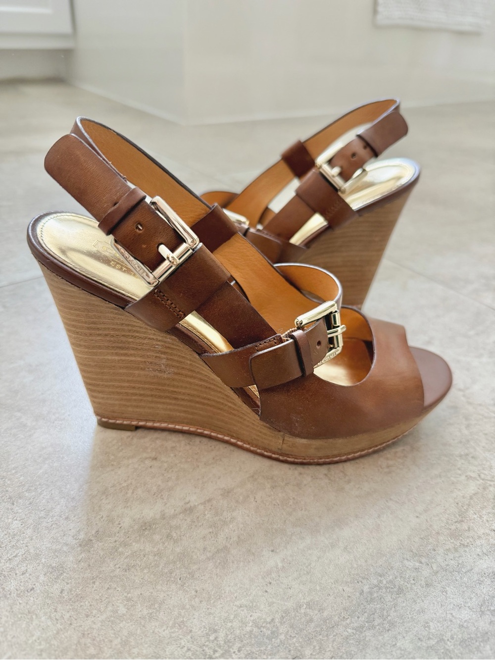 Coach Women’s Brown Leather Wedge Sandals Size 7 - Picture 3 of 10